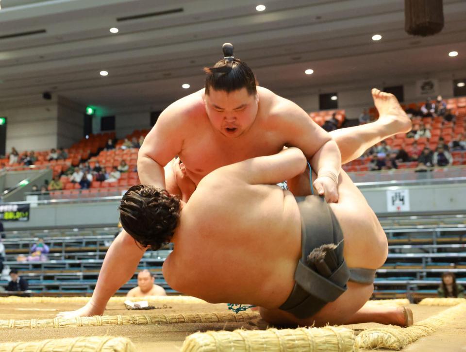 天昇山を上手投げで下す旭富士（撮影・石湯恒介）