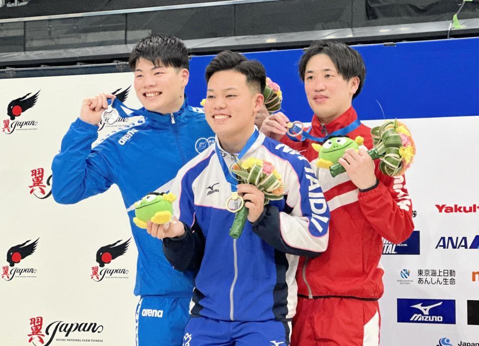 男子３メートル板飛び込みを制した伊熊扇李（中央）、２位の須山晴貴（左）、３位の坂井丞