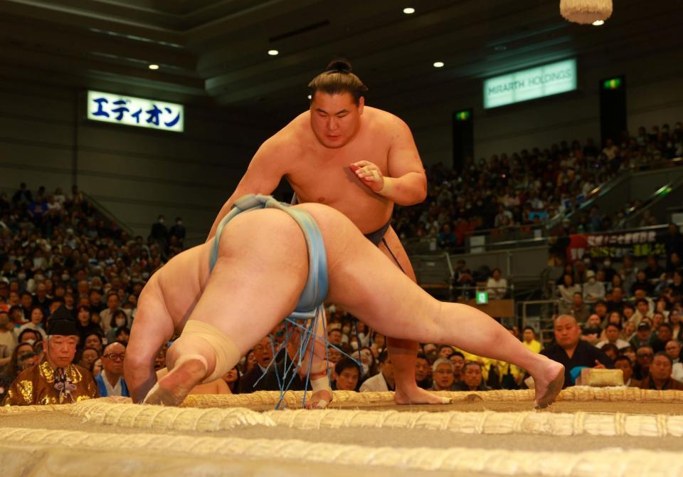 琴勝峰を叩き込みで下す豊昇龍（撮影・石湯恒介）