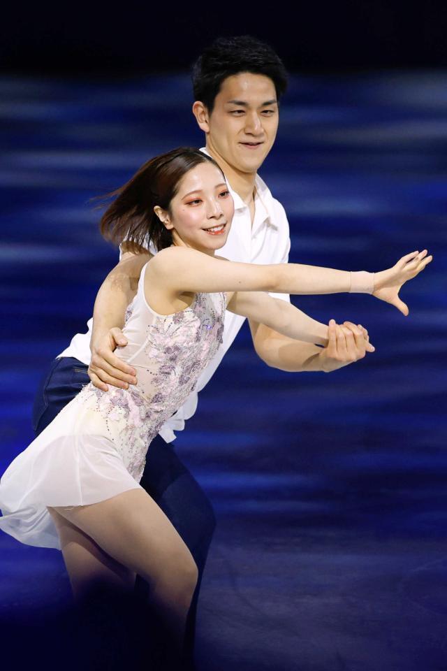 ミラノ・コルティナ五輪のエキシビションで演技する三浦璃来（左）と木原龍一（右）＝２６年２月