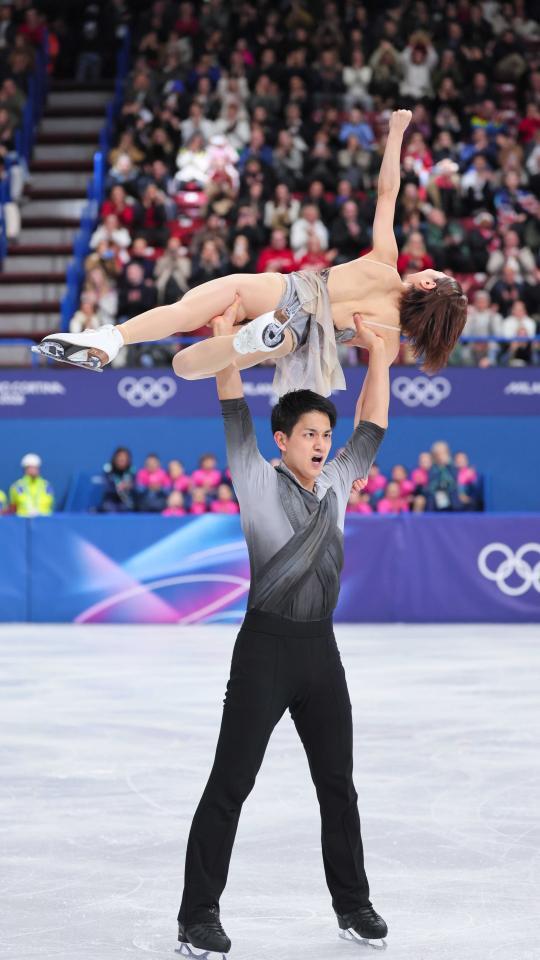 ペアフリーで演技する三浦璃来（上）、木原龍一組＝２月