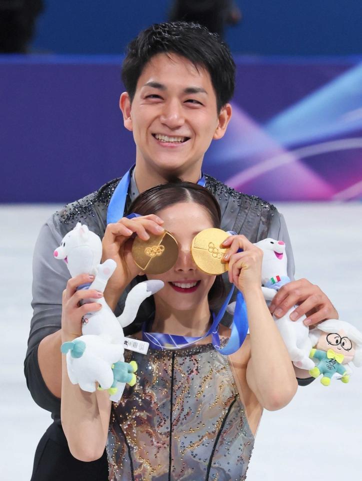 フィギュアスケートペアで金メダルを獲得し、笑顔を見せる三浦璃来（手前）、木原龍一組