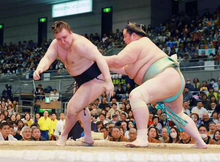 　不利な体勢から立て直し、琴桜（右）を寄り切った安青錦（撮影・石湯恒介）