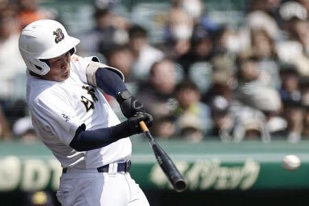 　高知農-日本文理　５回表日本文理１死一塁、秦が左中間に適時三塁打を放つ＝甲子園