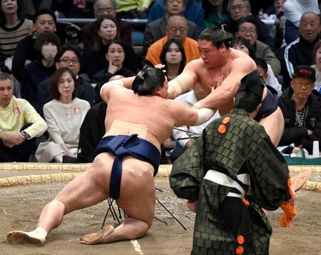 若隆景（右）が押し倒しで阿炎を破る＝２０日