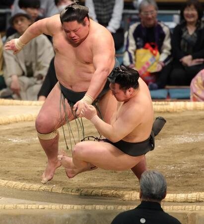 錦木（左）に寄り倒しで敗れた炎鵬（撮影・坂部計介）