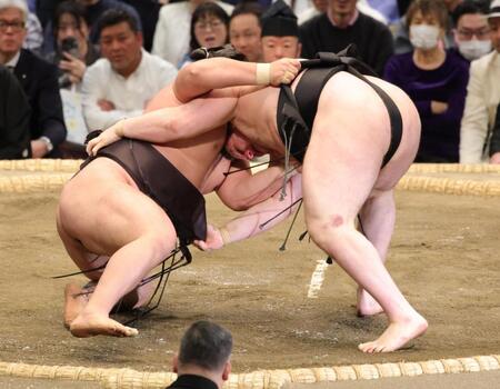 安青錦（右）に敗れた霧島（撮影・坂部計介）