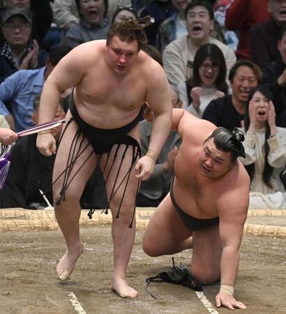 霧島（右）が下手投げで安青錦に敗れる