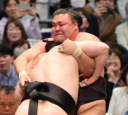 安青錦の攻めを必死にこらえる霧島（撮影・坂部計介）