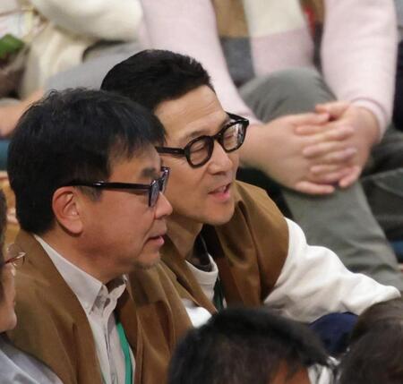 観戦する東野幸司（撮影・坂部計介）