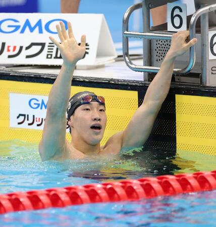 男子２００ｍ平泳ぎ決勝で勝利し、スタンドに手を振る大橋信（撮影・西岡正）