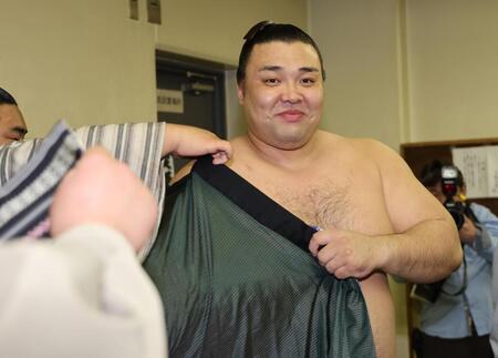 支度部屋で笑顔を見せる霧島