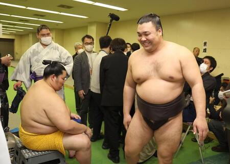 琴桜（左）と笑顔で話す霧島（撮影・坂部計介）