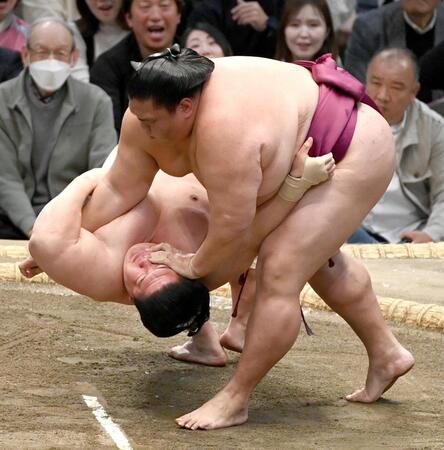 御嶽海（右）がすくい投げで宇良を破る