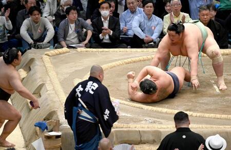 琴桜が外掛けで豊昇龍を破り、霧島（左）の優勝が決まる