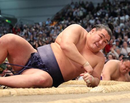 琴桜に破れ、苦笑いする豊昇龍