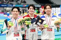 　笑顔を見せる（左から）本多灯、松下知之、上川畑英