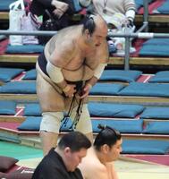 兎富士に敗れ、一礼して引き揚げる森麗（撮影・坂部計介）