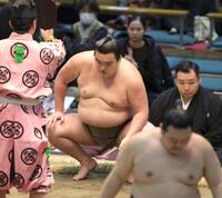 押し出しで美浜海（右）を下した朝阪神（撮影・坂部計介）