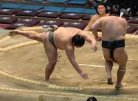 押し出しで美浜海（右）を下した朝阪神（撮影・坂部計介）