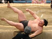 錦木（左）に寄り倒しで敗れ、土俵から落ちる炎鵬（撮影・坂部計介）
