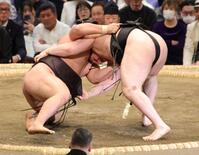 安青錦（右）に敗れた霧島（撮影・坂部計介）