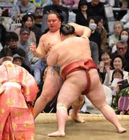 押し出しで熱海富士に敗れた琴勝峰（撮影・坂部計介）