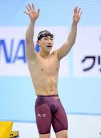 平泳ぎ３冠を達成し、スタンドに手を振る大橋信（撮影・西岡正）