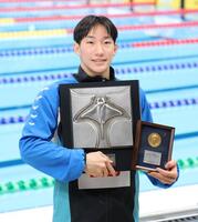 楯を持ち、笑顔を見せる大橋信（撮影・西岡正）