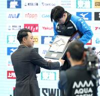 北島康介氏（手前）から北島杯を受け取る大橋信（撮影・西岡正）