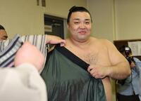 支度部屋で笑顔を見せる霧島