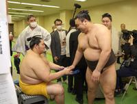 支度部屋で握手をする琴桜（左）と霧島