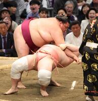 宇良をすくい投げで破った御嶽海（撮影・坂部計介）