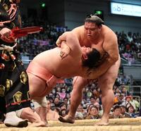 御嶽海（右）がすくい投げで宇良を破る