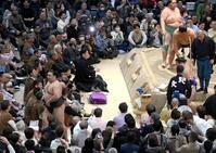 豊昇龍（右から２人目）が琴桜に外掛けで敗れ、優勝が決まって花道を引き揚げる霧島