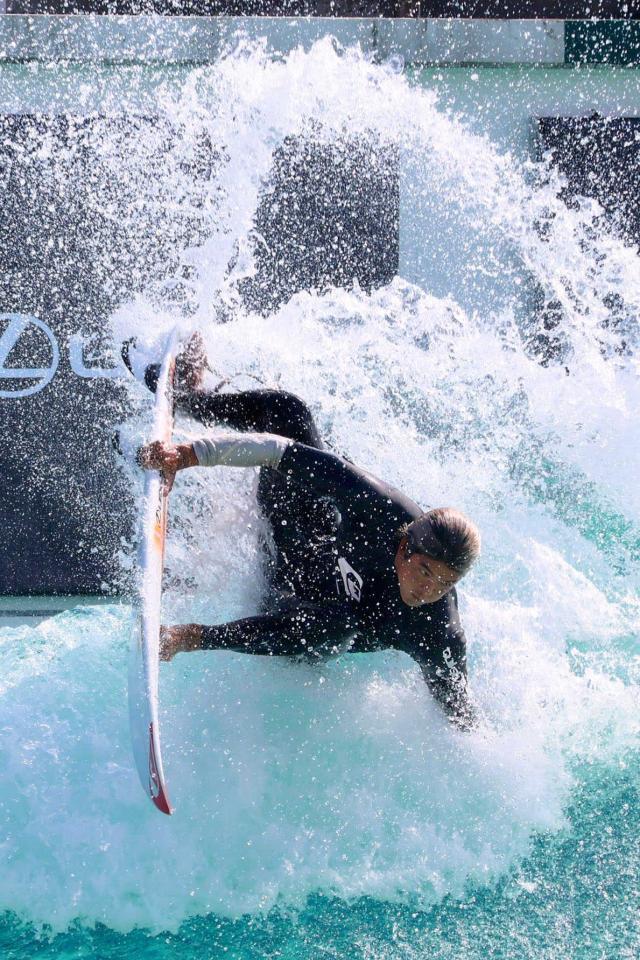 　子どもたちの前で、波乗りを披露する五十嵐カノア