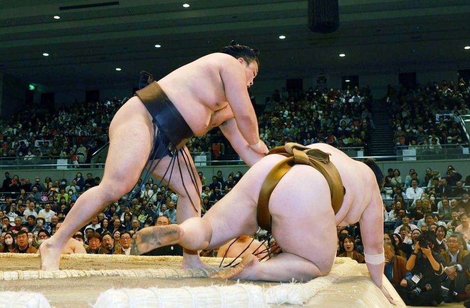 　王鵬を寄り倒しで下した霧島（撮影・石湯恒介）