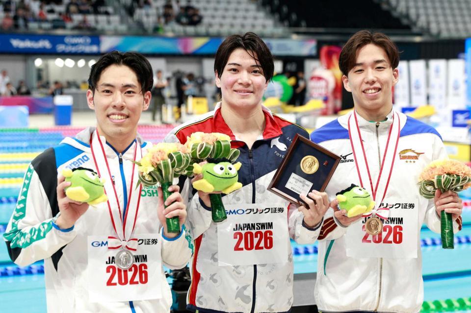 　笑顔を見せる（左から）本多灯、松下知之、上川畑英