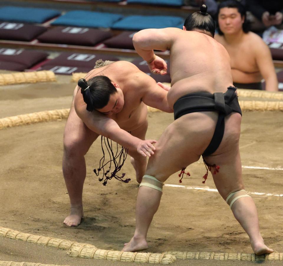 押し出しで美浜海（右）を下した朝阪神（撮影・坂部計介）