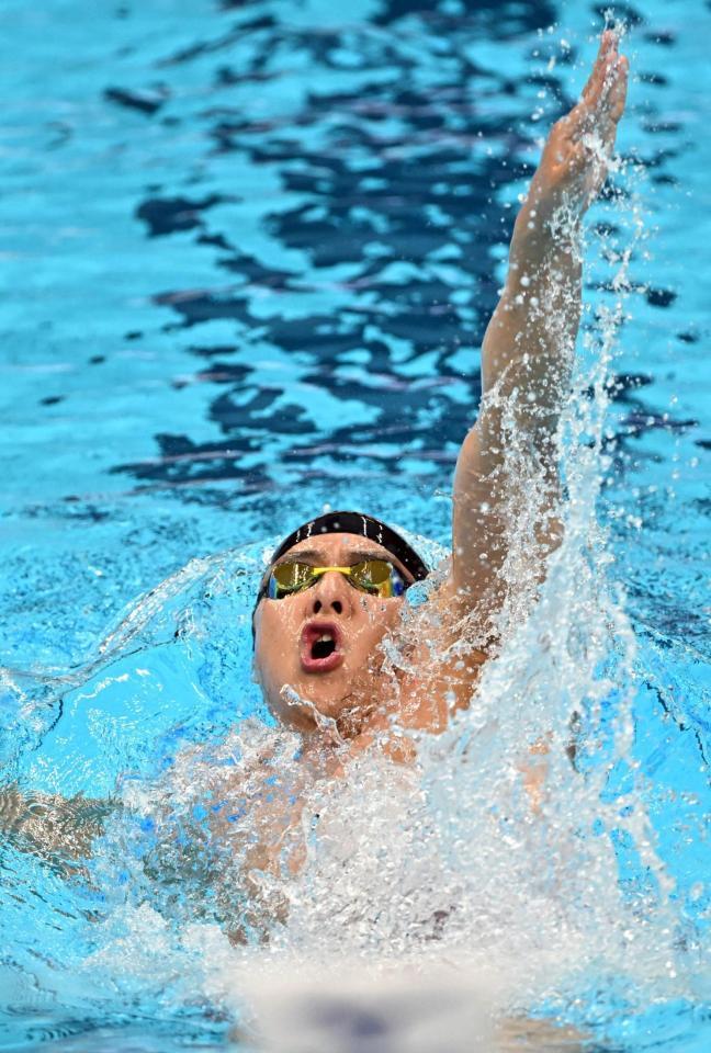 　決勝進出を決めた瀬戸大也の背泳