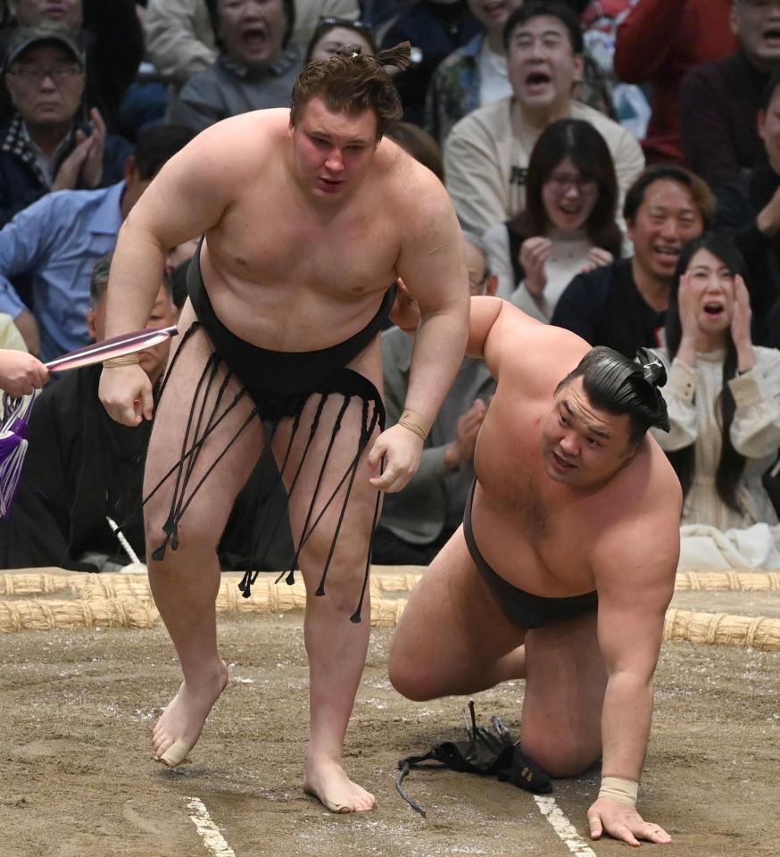 霧島（右）が下手投げで安青錦に敗れる