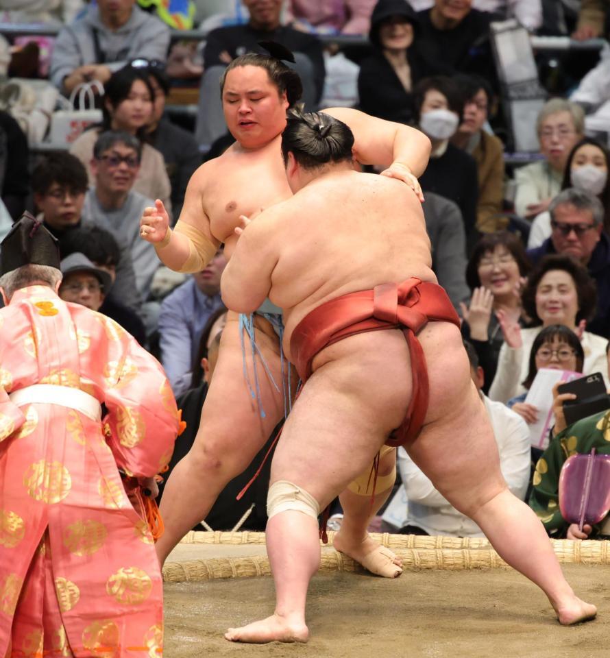 押し出しで熱海富士に敗れた琴勝峰（撮影・坂部計介）