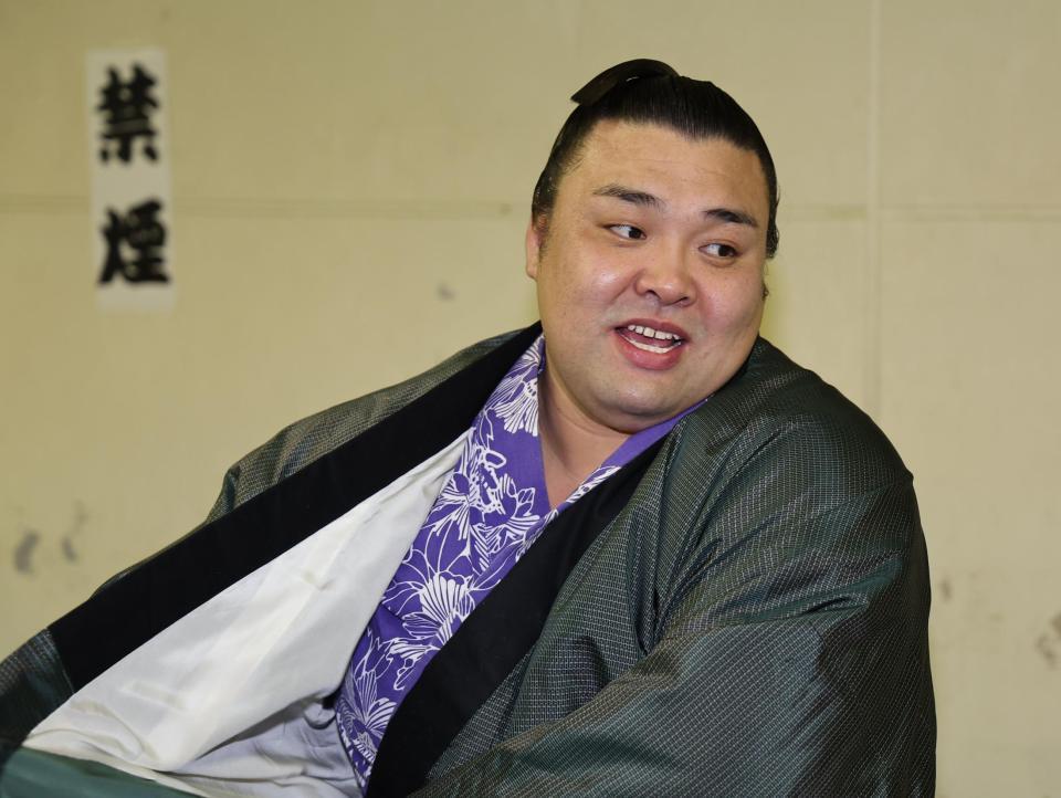 支度部屋で笑顔を見せる霧島