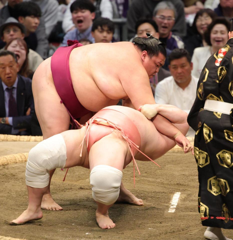 宇良をすくい投げで破った御嶽海（撮影・坂部計介）