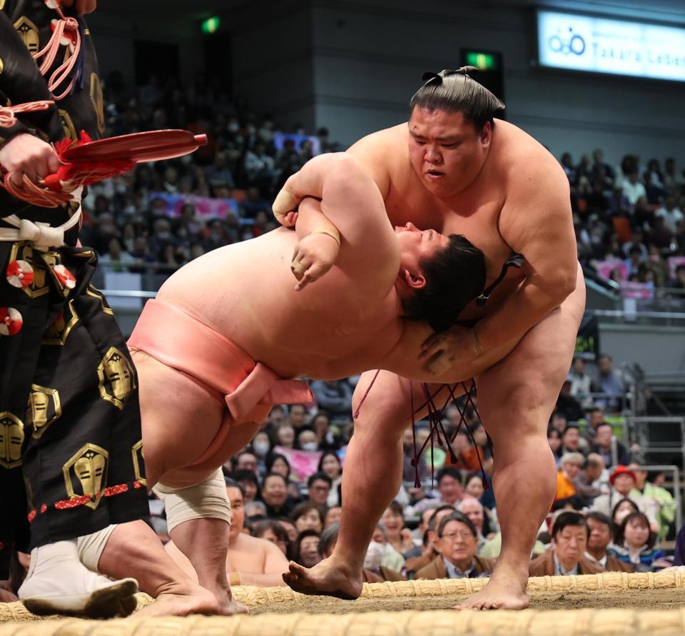 御嶽海（右）がすくい投げで宇良を破る