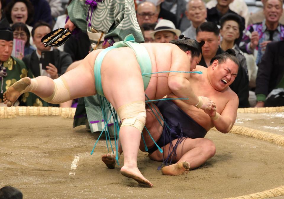 外掛けで琴桜に敗れ、優勝を逃した豊昇龍（撮影・坂部計介）