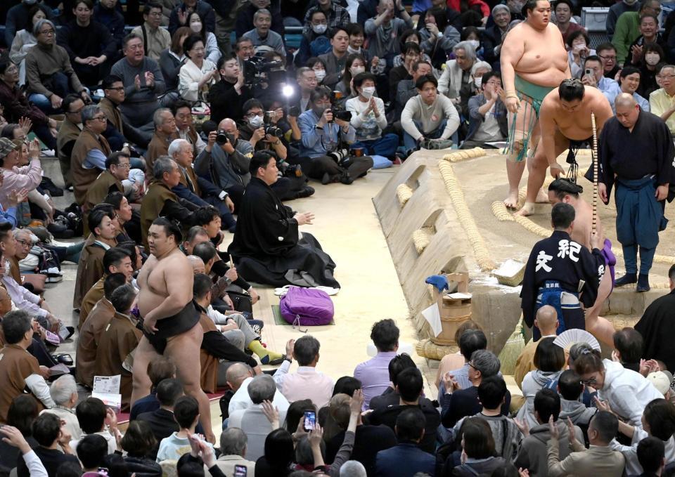 豊昇龍（右から２人目）が琴桜に外掛けで敗れ、優勝が決まって花道を引き揚げる霧島