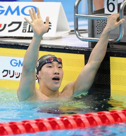 男子２００ｍ平泳ぎ決勝で勝利し、スタンドに手を振る大橋信（撮影・西岡正）