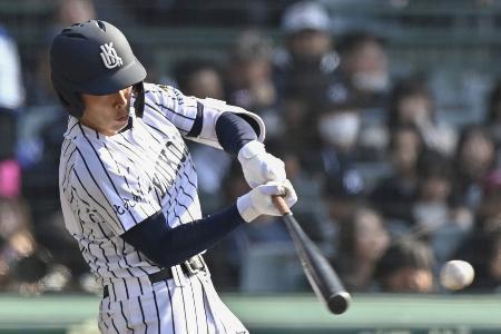 　神戸国際大付-九州国際大付　１回裏九州国際大付１死一、三塁、城野が先制の遊撃内野安打を放つ＝甲子園