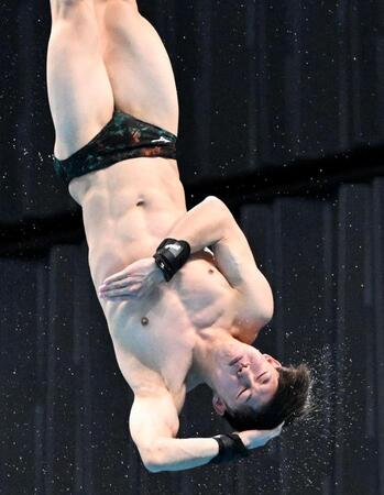 男子高飛び込みで優勝した玉井陸斗